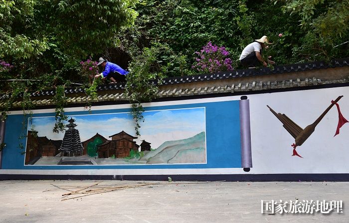 2023年5月27日，市民在贵州省从江县丙梅街道月亮湾整理“文化墙”。
