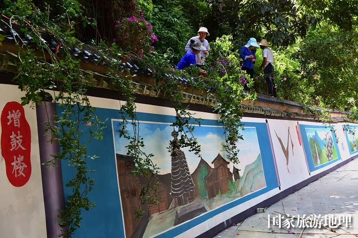 2023年5月27日，市民在贵州省从江县丙梅街道月亮湾整理“文化墙”。2