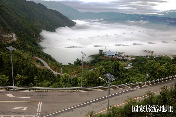 图3：巫山云海中的公路清洁安畅无碍。2023年5月26日，摄于重庆巫山巫峡镇。唐金生  17784436870