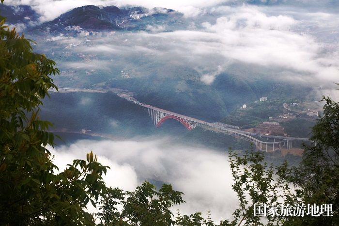 图8：沪蓉高速公路穿云破雾过巫山5A级小三峡景区。2023年5月26日，摄于重庆巫山巫峡镇。唐金生  17784436870
