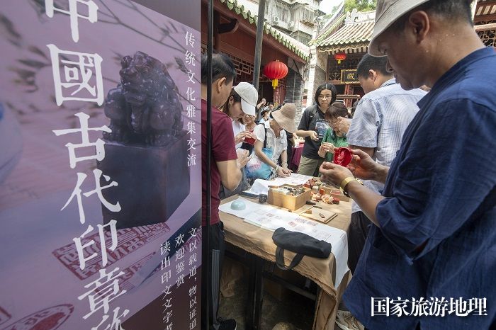 25、2023年6月10日，图为文化和自然遗产日主题活动现场，中国古代印章展示。（何华文）