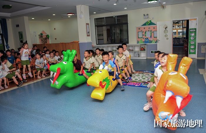 2023年6月21日，贵州省黔东南苗族侗族自治州从江县大地幼儿园的孩子们在体验旱地龙舟比赛。 (1)