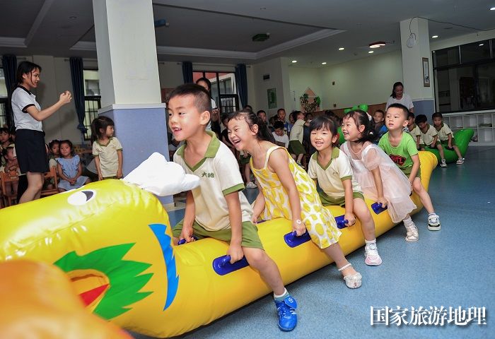 2023年6月21日，贵州省黔东南苗族侗族自治州从江县大地幼儿园的孩子们在体验旱地龙舟比赛。 (2)