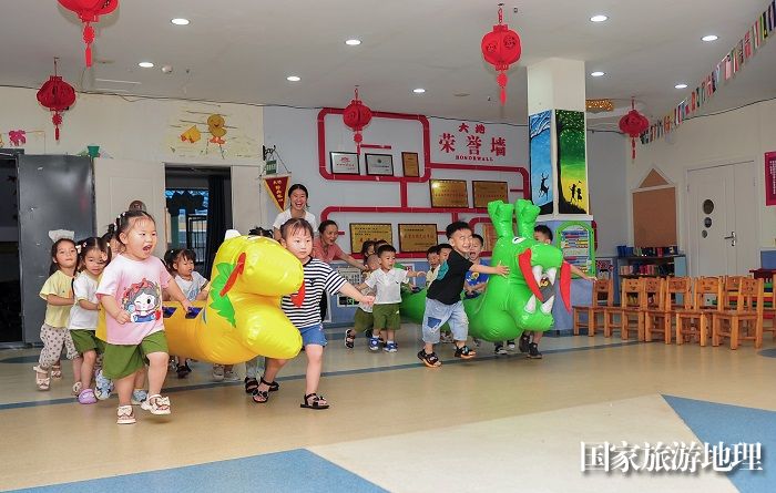 2023年6月21日，贵州省黔东南苗族侗族自治州从江县大地幼儿园的孩子们在体验旱地龙舟比赛。 (3)