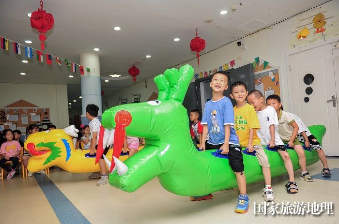 2023年6月21日，贵州省黔东南苗族侗族自治州从江县大地幼儿园的孩子们在体验旱地龙舟比赛。 (5)