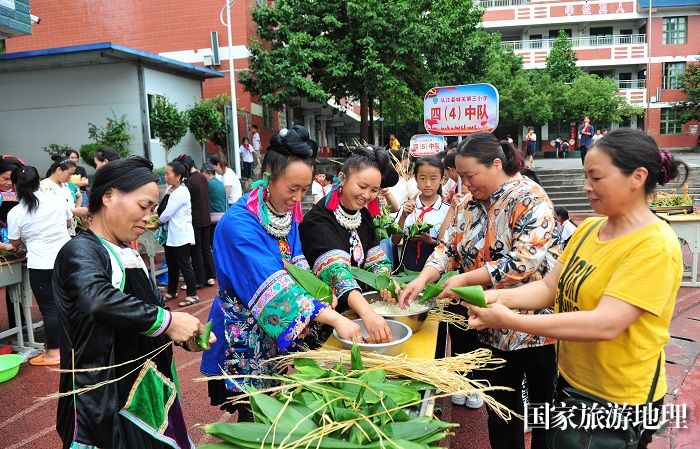 2023年6月21日，在贵州省黔东南苗族侗族自治州从江县城关第三小学，人们在端午民俗文化活动上参加包粽子比赛。 (1)