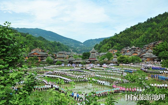 2023年6月10日，侗族群众在贵州省黎平县肇兴侗寨的田园中演唱侗族大歌。 (1)