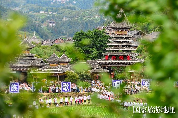 2023年6月10日，侗族群众在贵州省黎平县肇兴侗寨的田园中演唱侗族大歌。 (3)