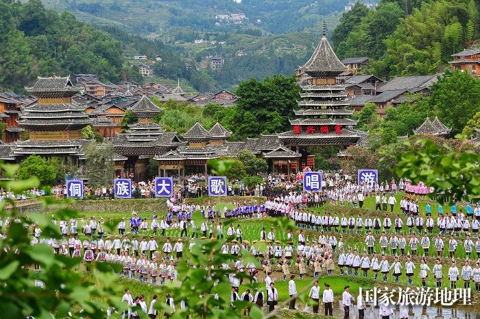 2023年6月10日，侗族群众在贵州省黎平县肇兴侗寨的田园中演唱侗族大歌。 (4)