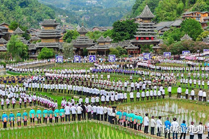 2023年6月10日，侗族群众在贵州省黎平县肇兴侗寨的田园中演唱侗族大歌。 (8)