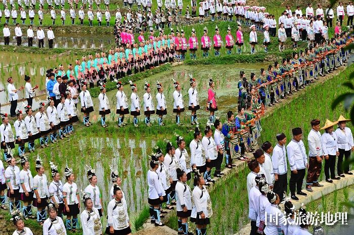 2023年6月10日，侗族群众在贵州省黎平县肇兴侗寨的田园中演唱侗族大歌。 (14)