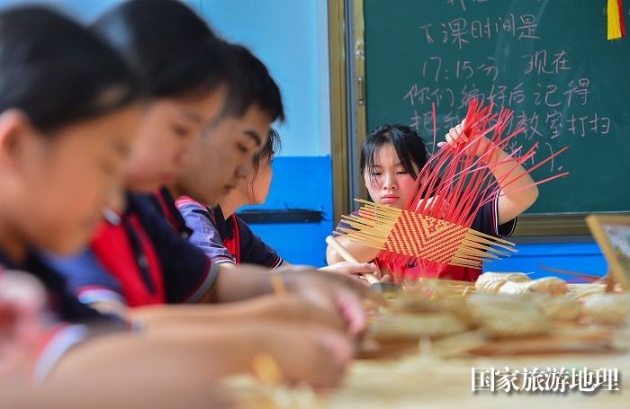 2023年6月8日，学生在贵州省黔东南苗族侗族自治州从江县民族特殊教育学校学习竹编技艺。 (4)