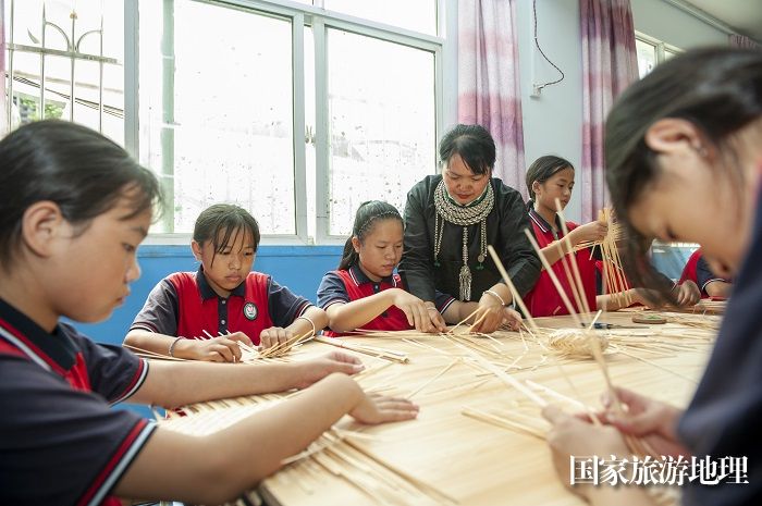 2023年6月8日，竹编艺人莫艳翠在贵州省黔东南苗族侗族自治州从江县民族特殊教育学校指导学生学习竹编技艺。 (2)