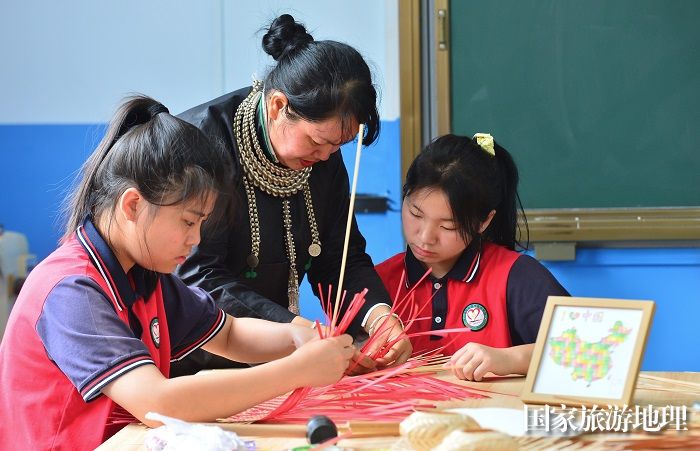 2023年6月8日，竹编艺人莫艳翠在贵州省黔东南苗族侗族自治州从江县民族特殊教育学校指导学生学习竹编技艺。 (12)