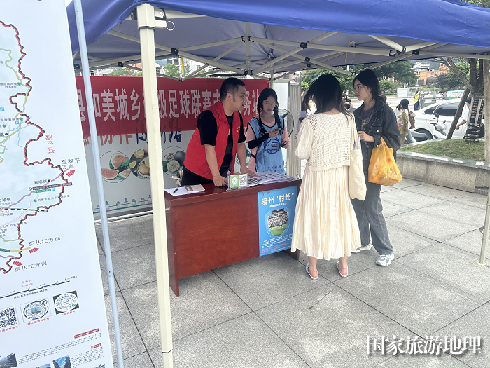 志愿者在高铁站设点宣传