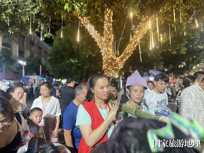 志愿者参与村队助威活动