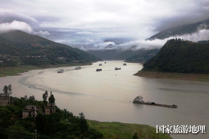 《三峡黄金水道客货争流》。2023年6月18日，摄于巫山长江段。唐金生  17784436870
