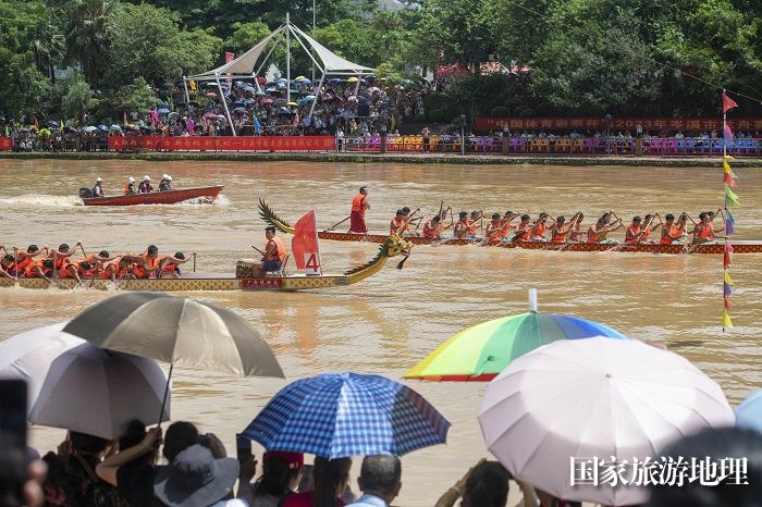 1、2023年6月27日，在广西岑溪市义昌江健身公园至南北大桥河段，参赛的龙舟队员奋力划桨。（何华文）