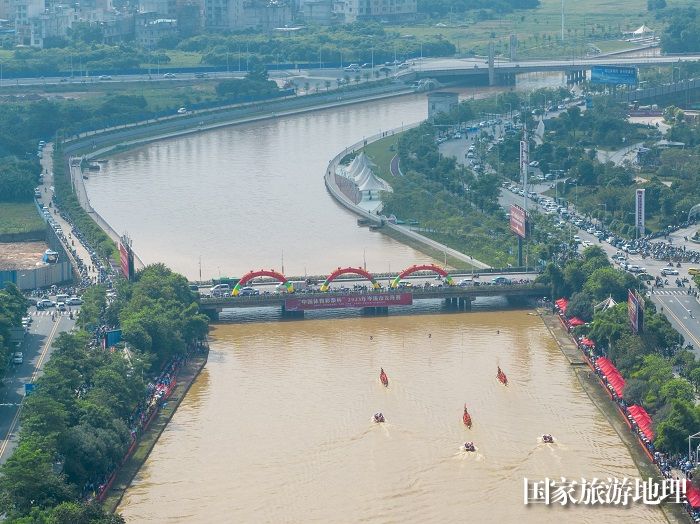 3、2023年6月27日，在广西岑溪市义昌江健身公园至南北大桥河段，参赛的龙舟队员奋力划桨。（何华文）