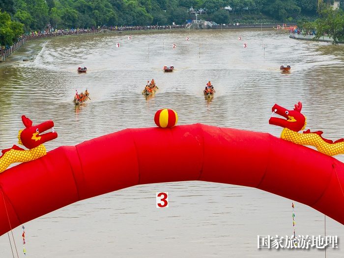 4、2023年6月27日，在广西岑溪市义昌江健身公园至南北大桥河段，参赛的龙舟队员奋力划桨。（何华文）