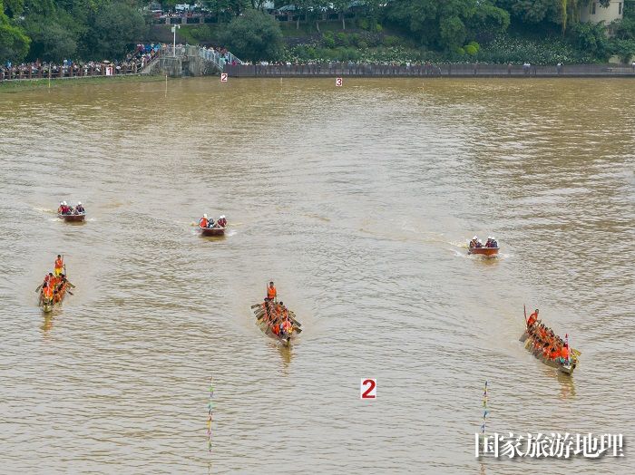 5、2023年6月27日，在广西岑溪市义昌江健身公园至南北大桥河段，参赛的龙舟队员奋力划桨。（何华文）