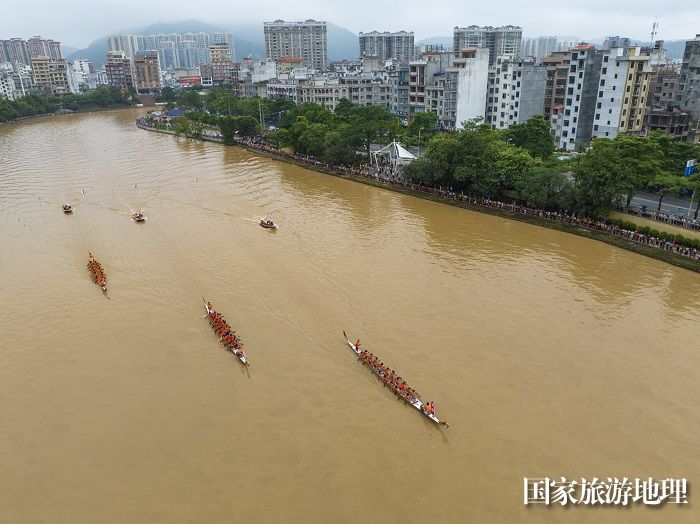 6、2023年6月27日，在广西岑溪市义昌江健身公园至南北大桥河段，参赛的龙舟队员奋力划桨。（何华文）