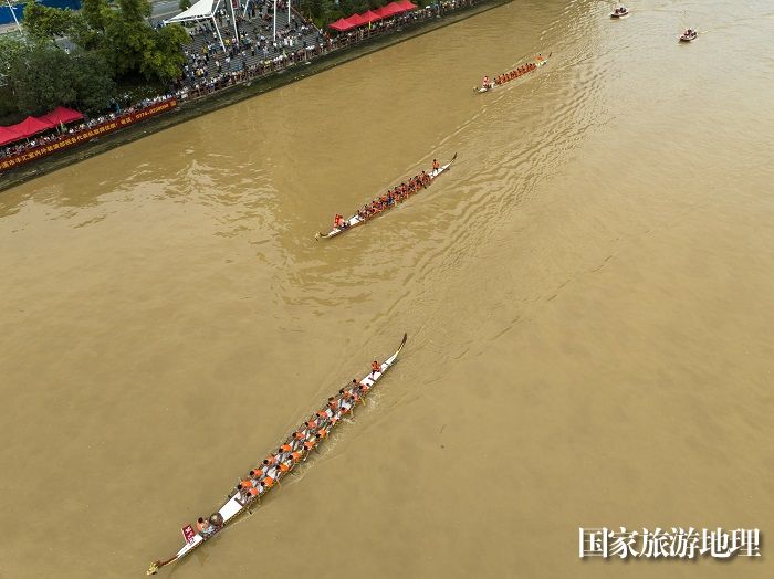 7、2023年6月27日，在广西岑溪市义昌江健身公园至南北大桥河段，参赛的龙舟队员奋力划桨。（何华文）