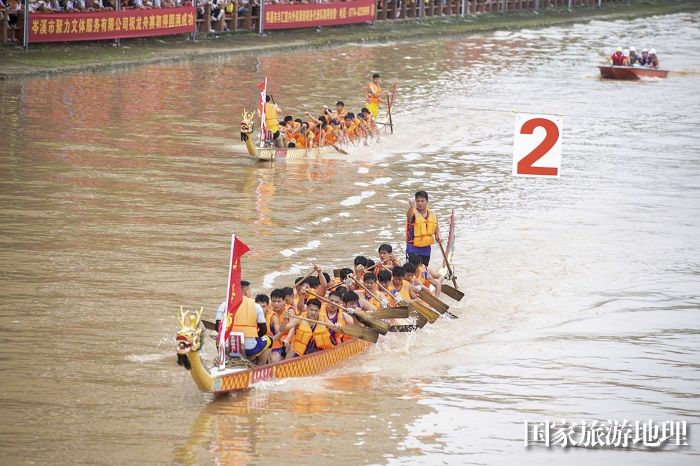 10、2023年6月27日，在广西岑溪市义昌江健身公园至南北大桥河段，参赛的龙舟队员奋力划桨。（何华文）