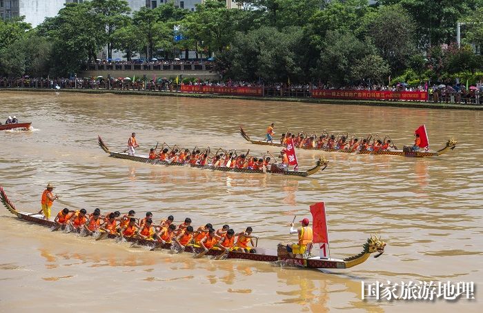 14、2023年6月27日，在广西岑溪市义昌江健身公园至南北大桥河段，参赛的龙舟队员奋力划桨。（何华文）