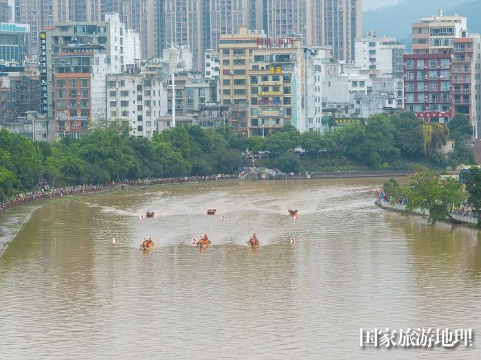 19、2023年6月27日，在广西岑溪市义昌江健身公园至南北大桥河段，参赛的龙舟队员奋力划桨。（何华文）