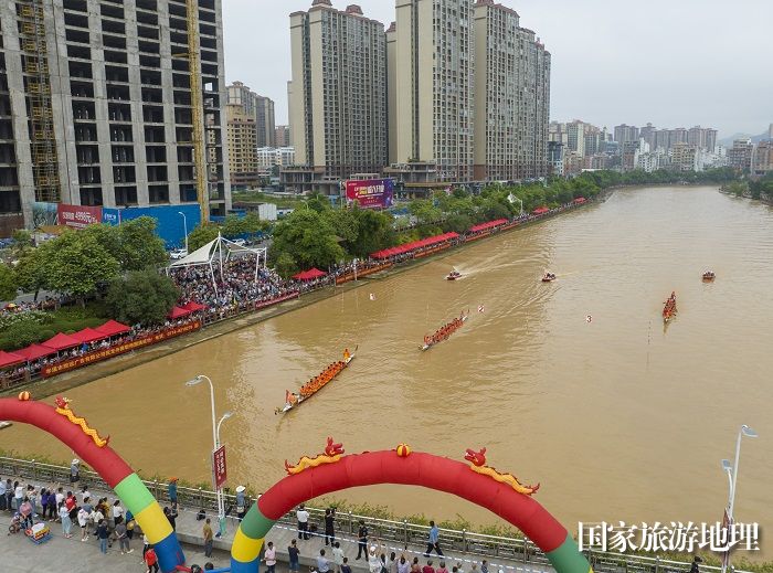 22、2023年6月27日，在广西岑溪市义昌江健身公园至南北大桥河段，参赛的龙舟队员奋力划桨。（何华文）