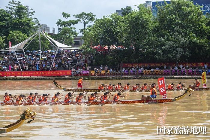 29、2023年6月27日，在广西岑溪市义昌江健身公园至南北大桥河段，参赛的龙舟队员奋力划桨。（何华文）
