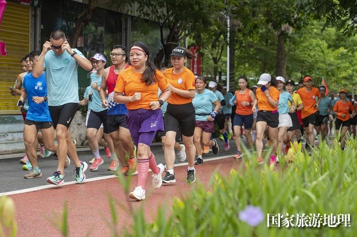 6、2023年7月16日，广西梧州市80多名跑步爱好者来到该市玫瑰湖公园健身步道进行跑步健身。（何华文）