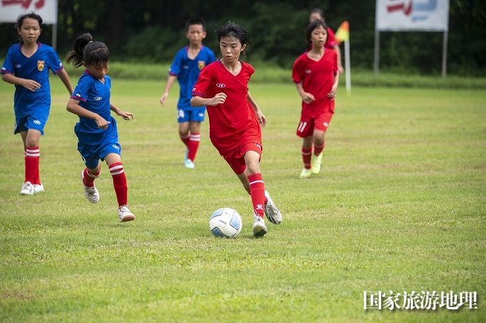 3、2023年7月19日，小将们在广西梧州体育训练基地比赛中激烈拼抢。（何华文）