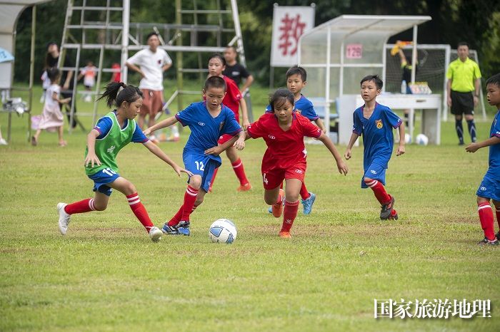 4、2023年7月19日，小将们在广西梧州体育训练基地比赛中激烈拼抢。（何华文）