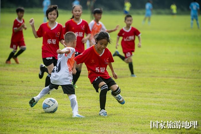10、2023年7月19日，小将们在广西梧州体育训练基地比赛中激烈拼抢。（何华文）