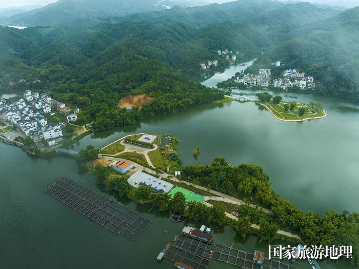 4、2023年8月5日，俯瞰广西梧州市苍梧县京南镇古榄村，错落有致的民居与青山绿水相映成趣，绘就出一幅美丽乡村、宜家宜居宜游的生态画卷。（何华文）