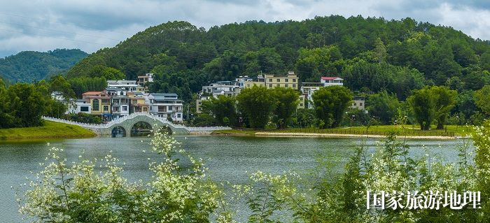 1、2023年8月5日，俯瞰广西梧州市苍梧县京南镇古榄村，错落有致的民居与青山绿水相映成趣，绘就出一幅美丽乡村、宜家宜居宜游的生态画卷。（何华文）