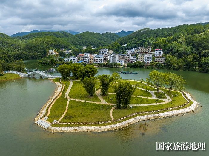 2、2023年8月5日，俯瞰广西梧州市苍梧县京南镇古榄村，错落有致的民居与青山绿水相映成趣，绘就出一幅美丽乡村、宜家宜居宜游的生态画卷。（何华文）