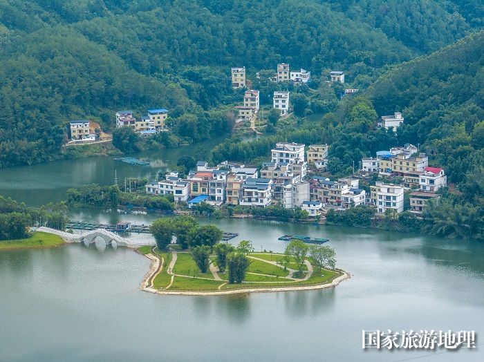 7、2023年8月5日，俯瞰广西梧州市苍梧县京南镇古榄村，错落有致的民居与青山绿水相映成趣，绘就出一幅美丽乡村、宜家宜居宜游的生态画卷。（何华文）