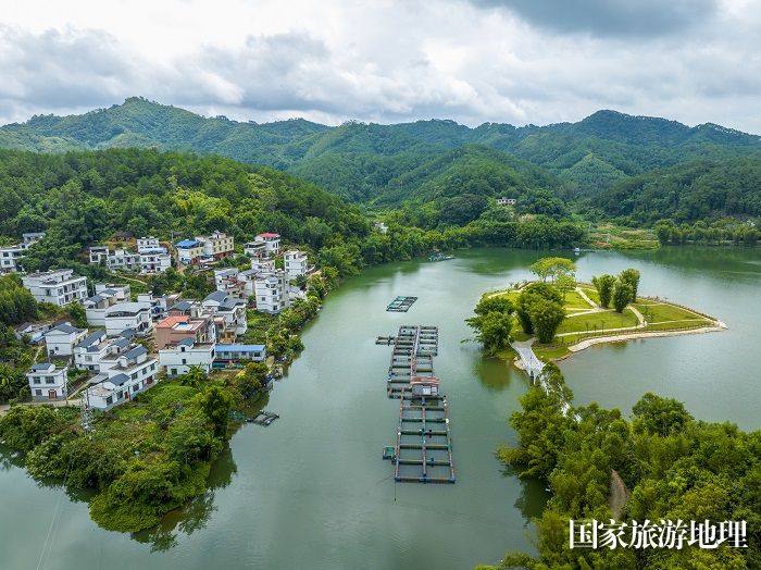 9、2023年8月5日，俯瞰广西梧州市苍梧县京南镇古榄村，错落有致的民居与青山绿水相映成趣，绘就出一幅美丽乡村、宜家宜居宜游的生态画卷。（何华文）