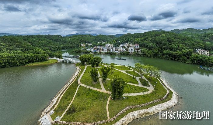 11、2023年8月5日，俯瞰广西梧州市苍梧县京南镇古榄村，错落有致的民居与青山绿水相映成趣，绘就出一幅美丽乡村、宜家宜居宜游的生态画卷。（何华文）