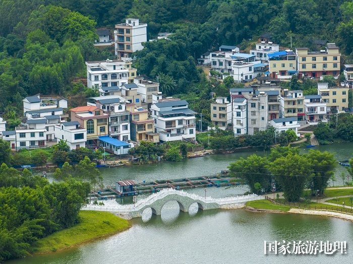 16、2023年8月5日，俯瞰广西梧州市苍梧县京南镇古榄村，错落有致的民居与青山绿水相映成趣，绘就出一幅美丽乡村、宜家宜居宜游的生态画卷。（何华文）
