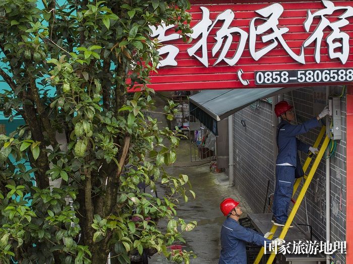 暑期，远近闻名的凉都六盘水迎来大批避暑度夏的游客，岩脚古镇也迎来前来游玩的人们，定期上门服务，成了“柳岸水乡”电力服务队的工作日常。