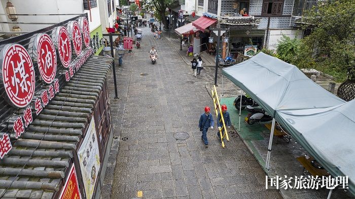 岩脚古镇以“煤油灯”命名的烙锅店就有近10家，这样的烙锅店在六枝县城和其他乡镇还有不少分店。