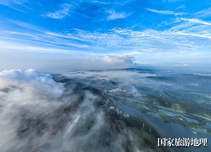2、2023年8月12日，广西梧州市藤县塘步镇六坊村，与远处的青山、河流、公路、铁路、村庄楼房相映成趣，构成一幅美丽乡村画卷。（何华文）