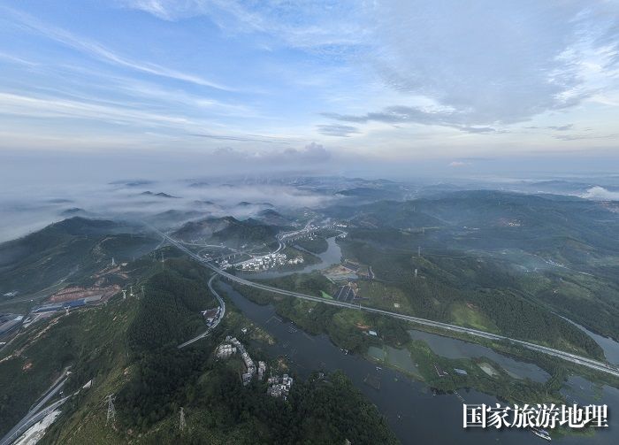 1、2023年8月12日，广西梧州市藤县塘步镇六坊村，与远处的青山、河流、公路、铁路、村庄楼房相映成趣，构成一幅美丽乡村画卷。（何华文）