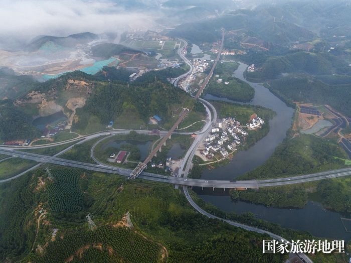 4、2023年8月12日，广西梧州市藤县塘步镇六坊村，与远处的青山、河流、公路、铁路、村庄楼房相映成趣，构成一幅美丽乡村画卷。（何华文）