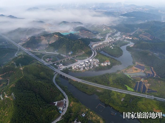 5、2023年8月12日，广西梧州市藤县塘步镇六坊村，与远处的青山、河流、公路、铁路、村庄楼房相映成趣，构成一幅美丽乡村画卷。（何华文）