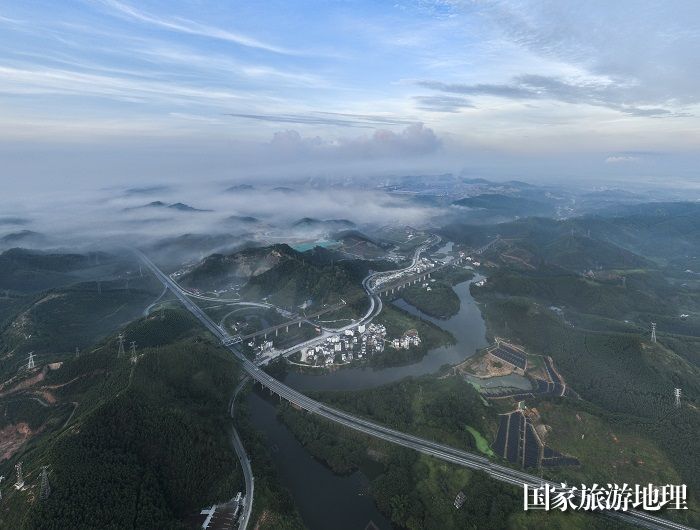 7、2023年8月12日，广西梧州市藤县塘步镇六坊村，与远处的青山、河流、公路、铁路、村庄楼房相映成趣，构成一幅美丽乡村画卷。（何华文）